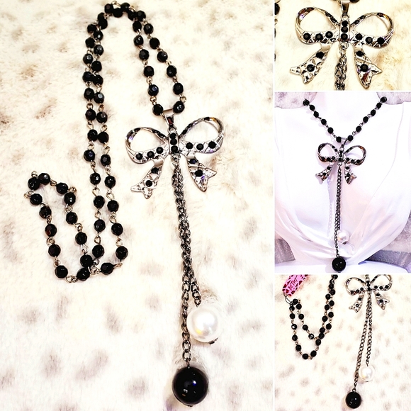 Silver plated black-and-white beaded crystal bow necklace - Picture 8 of 16